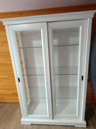 Vitrina de madera con puertas de cristal