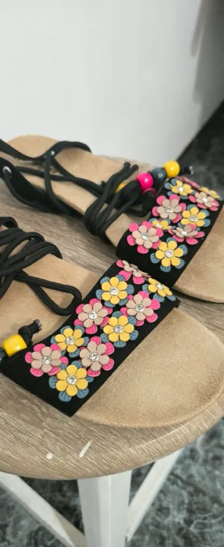 Sandalias con flores talla 39