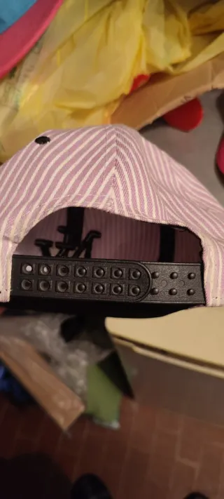 Cappellino NY visiera dritta.