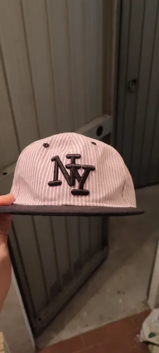 Cappellino NY visiera dritta.