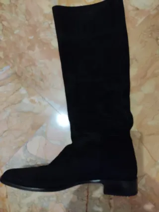 Stivali neri scamosciati, ottime condizioni.