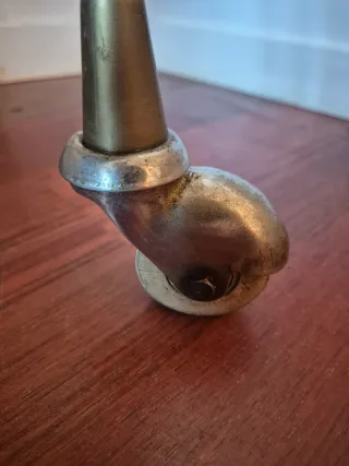 Tavolino vintage in bambù con ruote