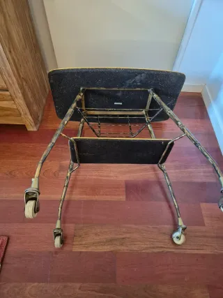 Tavolino vintage in bambù con ruote