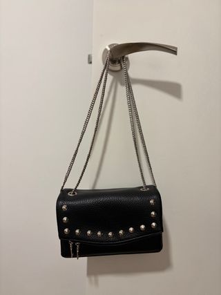 Bolso pequeño negro con tachuelas