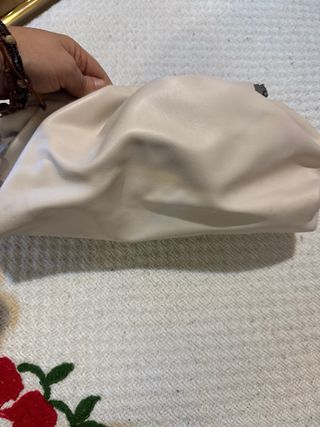 Borsetta a mano beige con catena argento