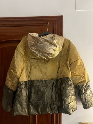 Abrigo metalizado dorado y verde