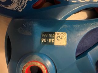 Patines en línea azules y rojos