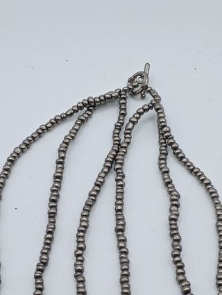 Collar de cáscara beige y plata