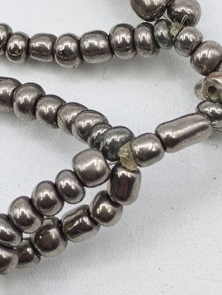 Collar de cáscara beige y plata