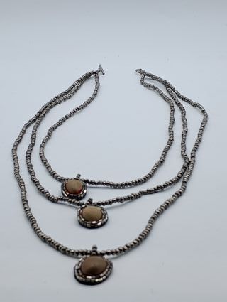 Collar de cáscara beige y plata