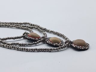 Collar de cáscara beige y plata