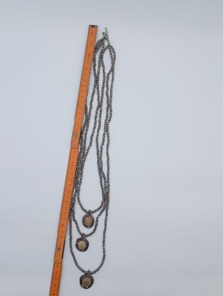 Collar de cáscara beige y plata