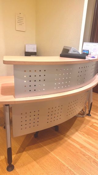 Mesa de recepción curva para clínica