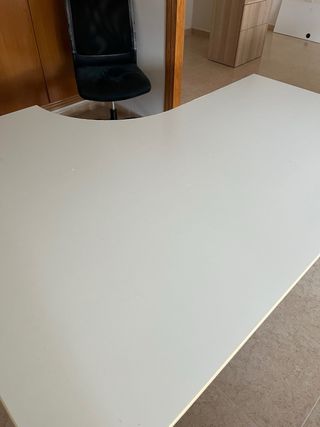 Mesa escritorio L con bandeja teclado