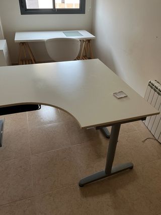 Mesa escritorio L con bandeja teclado