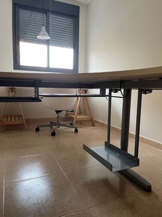 Mesa escritorio L con bandeja teclado