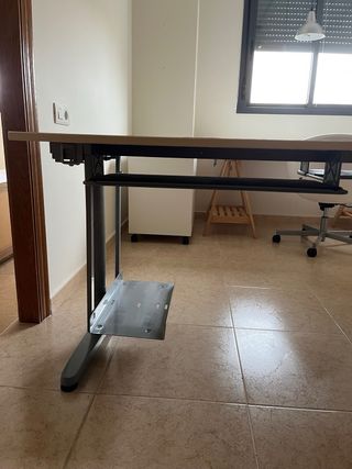 Mesa escritorio L con bandeja teclado