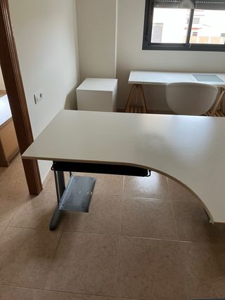 Mesa escritorio L con bandeja teclado