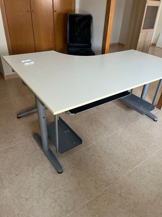 Mesa escritorio L con bandeja teclado