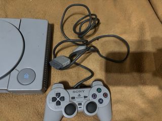 Playstation 1 Gris con Mando y Cables