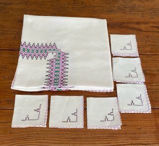 Toalha  bordada à mão com guardanapos