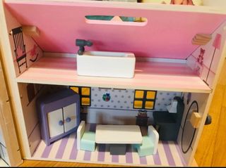 Casa delle bambole con accessori Eurekakids