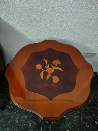 Mesita auxiliar de madera, marquetería.
