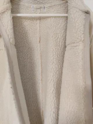 Abrigo beige con forro sherpa