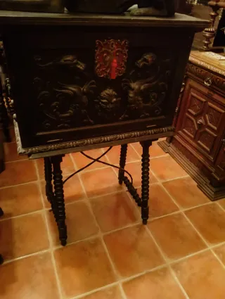 Escritorio antiguo.Bargueño español madera tallada