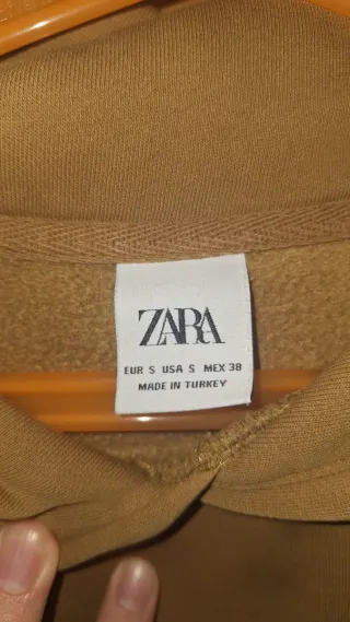 Chaqueta amarilla con capucha