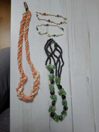 Collares y pulseras variadas