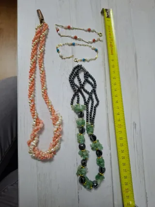 Collares y pulseras variadas
