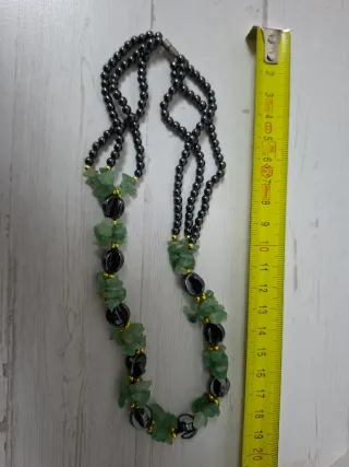 Collares y pulseras variadas