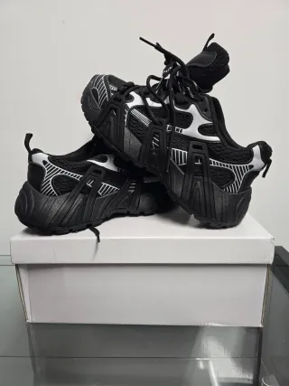 Deportivas Mujer Negras y Plateadas