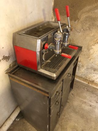 Cafetera de bar Gaggia profesional con mueble