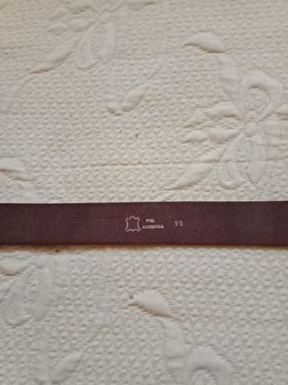 Cinturón de cuero marrón con adornos