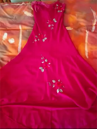 Vestido de cóctel bordado a mano.