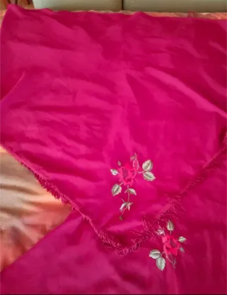 Vestido de cóctel bordado a mano.