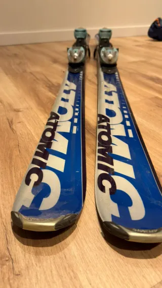 Esquís con fijaciones Tyroila