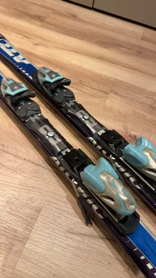 Esquís con fijaciones Tyroila