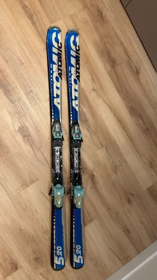 Esquís con fijaciones Tyroila