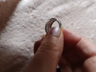 Anillo plateado con piedras rosas y blancas