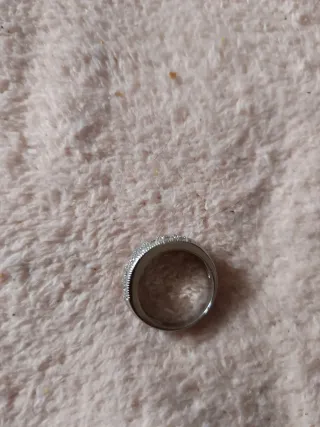 Anillo plateado con piedras rosas y blancas