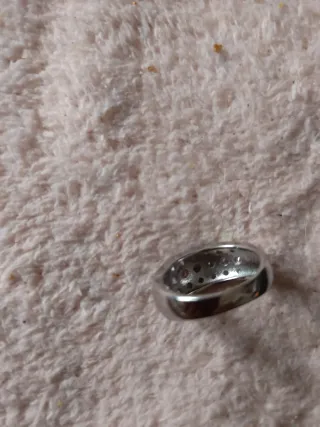 Anillo plateado con piedras rosas y blancas