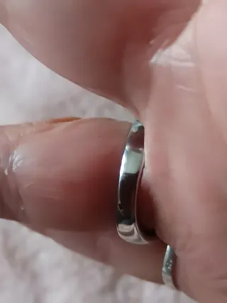 Anillo plateado con piedras rosas y blancas