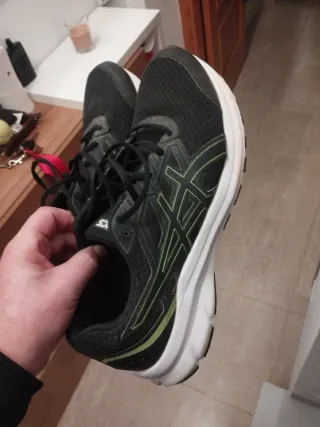 Zapatillas Asics Negras y Verdes