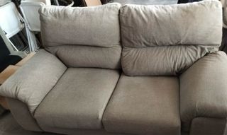 Sofá de tela gris- verde .