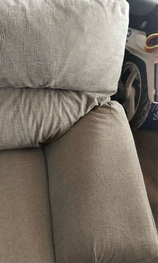 Sofá de tela gris- verde .