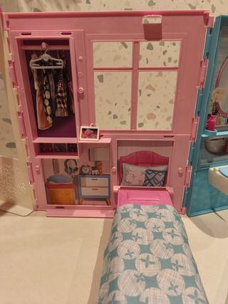 Casa Barbie plegable con muñeca y accesorios.