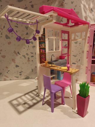 Casa Barbie plegable con muñeca y accesorios.